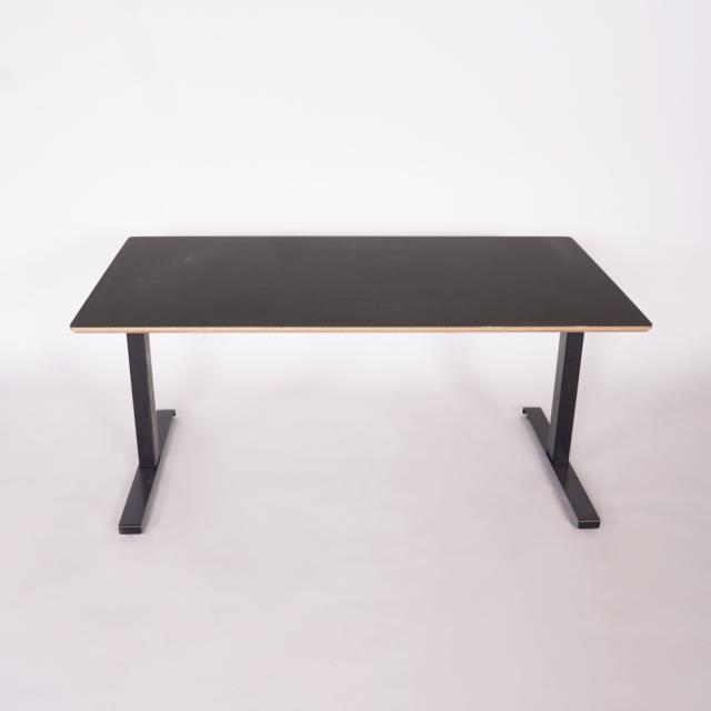 Convert hæve sænkebord - sort linolem - afkant m. klar lak . - sort odin stel - 140x80 cm
