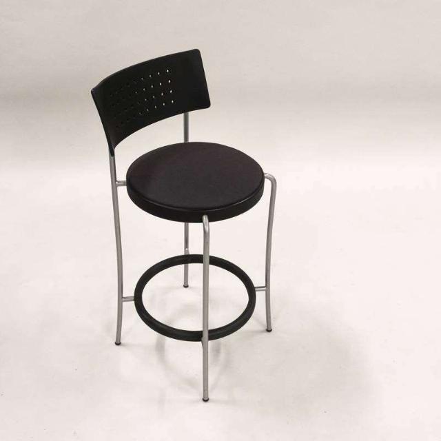 Magnus Olesen barstol i sort plast med sæde i grå/sort polster