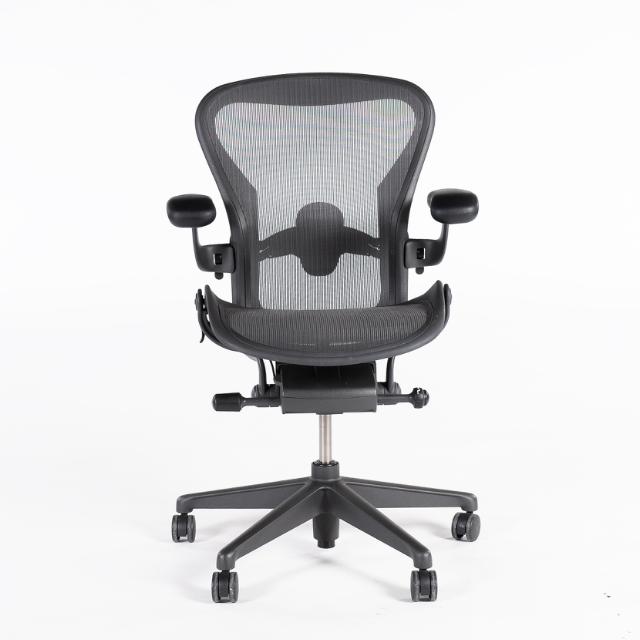 Herman Miller - Aeron Chair Remastered B - Kontorstol - Med armlæn - Graphite  - Graphite