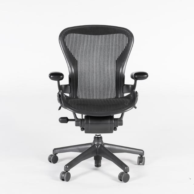 Herman Miller - Aeron Chair Classic B - Kontorstol - Faste armlæn - Graphite  - Standard gaspatron