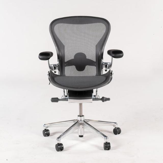 Herman Miller - Aeron Chair Remastered B - Kontorstol - Med armlæn - Graphite  - Poleret Aluminium